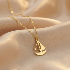 قلادة القارب الشراعي