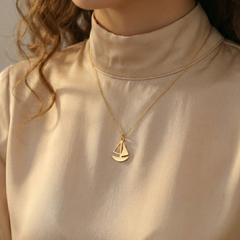 قلادة القارب الشراعي