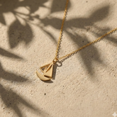 قلادة القارب الشراعي