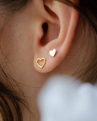 حلق ذهبية على شكل قلب